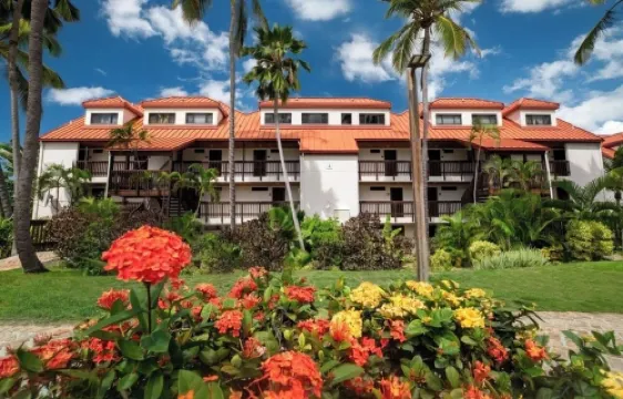 Newly renovated condo just a few steps from Sapphire Beach.