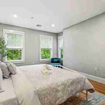 3-bedroom apartment in charming Boston/ Near Train Rooms