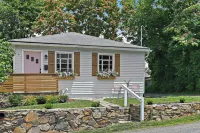 Retreat in Historic Downtown Leesburg - Walkable to Everything! Hotels near Burberry Outlet