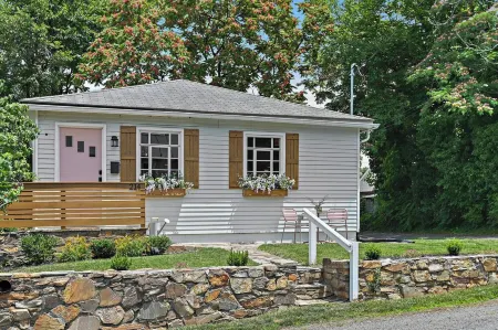 Retreat in Historic Downtown Leesburg - Walkable to Everything!