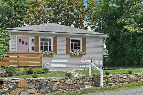 Retreat in Historic Downtown Leesburg - Walkable to Everything!