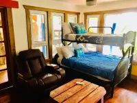 The Dock Resort: Includes boat for snorkeling out at the reef ! NEW LOW PRICE ! Hotels in 
