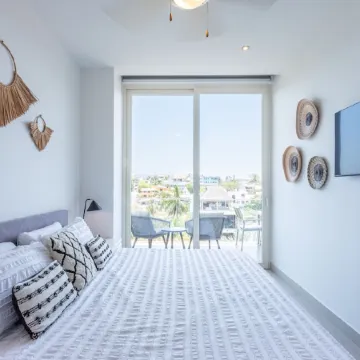 PAVILION 2BR, Rooftop Infinity Pool & Jacuzzi with AMAZING views of the ocean.