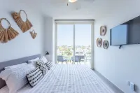 PAVILION 2BR, Rooftop Infinity Pool & Jacuzzi with AMAZING views of the ocean.