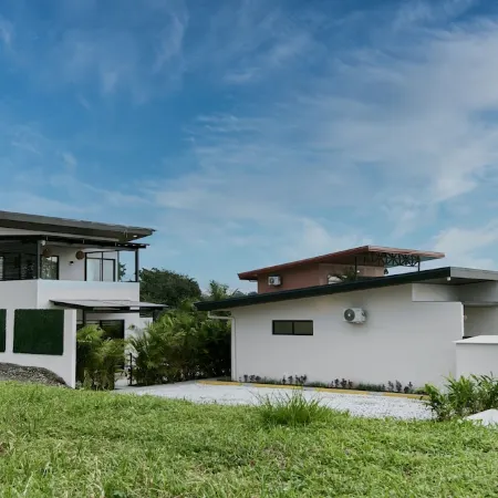 Cozy private studio with WiFi, AC, jacuzzi, volcano views, 8min drive to Fortuna