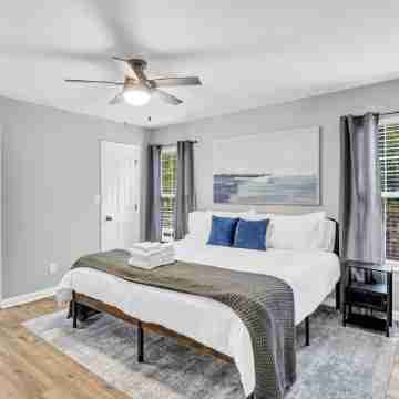 Charming & Modern Home / Prime Location / Sleeps 8 Rooms