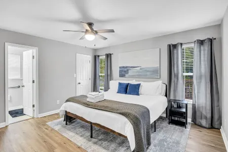 Charming & Modern Home / Prime Location / Sleeps 8