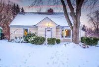 Cool, Calm & Cozy | 2 BR Home with plenty of charm - 2つ星
