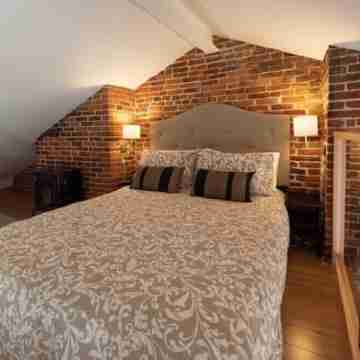 Historic Apartment Downtown Kingston Rooms