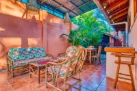 Tropical Oasis, Steps From Beach, Cafés, Shops. Private Pool. Walk Everywhere.