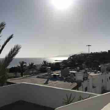 5 Star, 2 x True Ensuite’s, Beach 20 meters, Pool, AC, FREE WIFI, Full TV. Others