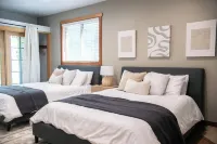 4 BR Retreat with Lakeview and Hot Tub