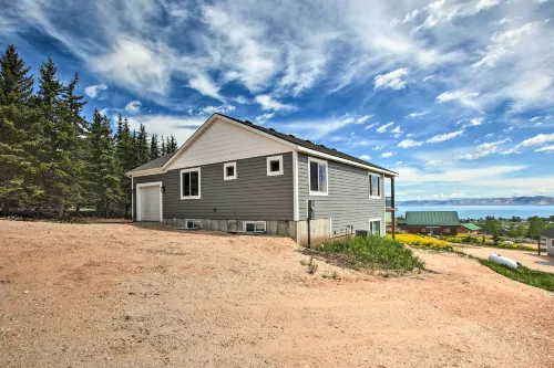 Lake-View Escape w/ Private Beach Resort Access! - 3-stjärniga