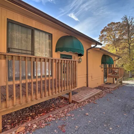 < 1 Mi to Beech Mtn Ski! Condo w/ Hot Tub Access