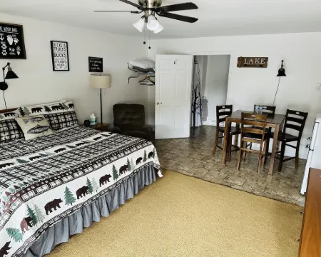 Maple Leaf Lodge Hotels in Schroon