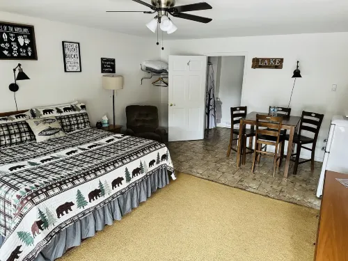 Maple Leaf Lodge Hotel a Schroon