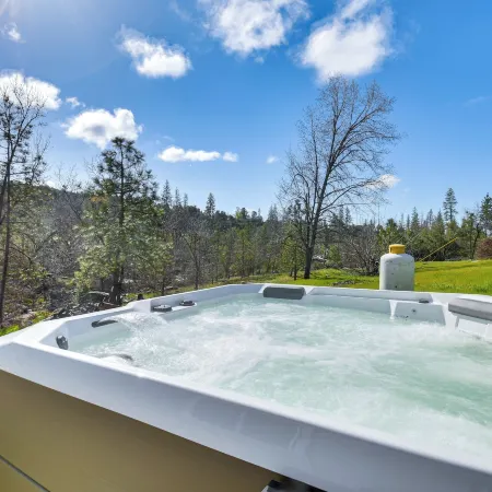 Waterfront Mariposa Hideaway Hot Tub and Mtn Views!