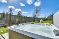 Waterfront Mariposa Hideaway Hot Tub and Mtn Views! - Homestays