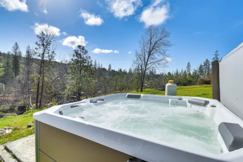 Waterfront Mariposa Hideaway Hot Tub and Mtn Views! - Homestays