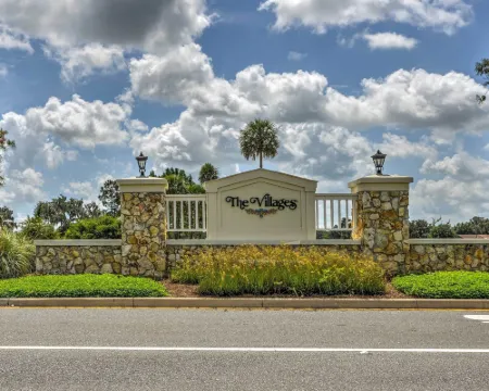 Lanai & Golf Cart: the Villages Vacation Rental! Hotels in The Villages