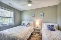 Kitty Hawk Apartment w/ Hot Tub - 1 Mi to Beach! - balcony