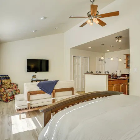 Mountain-view Studio: Top Floor, Private Deck