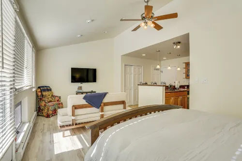 Mountain-view Studio: Top Floor, Private Deck - Homestays