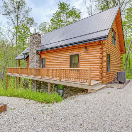 15 Mi to Hocking Hills: Secluded Cabin w/ Hot Tub