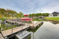 Hot Springs Retreat with Fireplace on Lake!