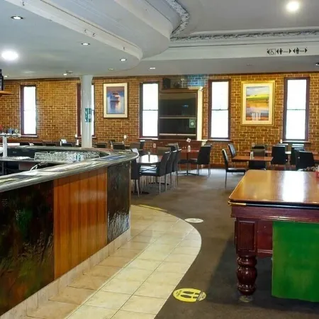 Bentley's Hotel Отели в г. Клэр