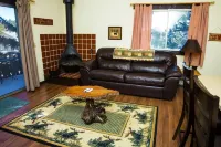 One Bedroom Condo, Walking Distance to Estes Park, River View from Deck. 1 Condo