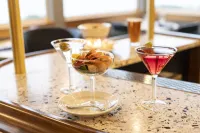 Hallmark Resort - Newport - bar