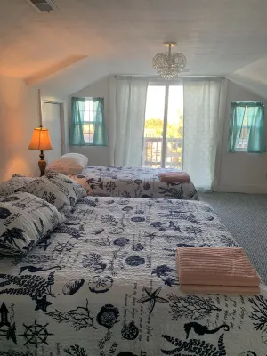 Mermaids & Mutts 3 Bedroom Bungalow by RedAwning Hotels near Embry-Riddle Aeronautical University