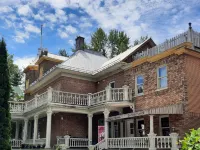 Le 100 St-Laurent Hotels in Saint-Paulin