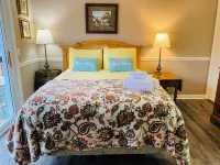 Serene Partial Lakeview Kayaks Access to Golf, Lakes, Hiking and More.