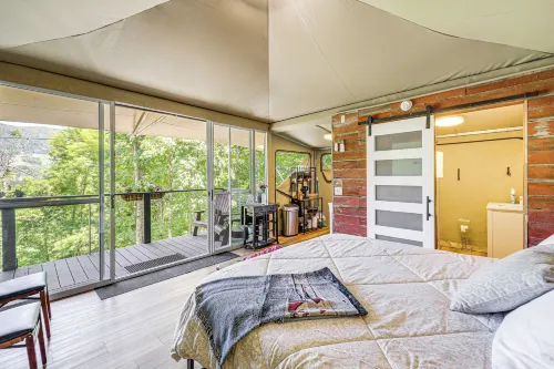 Mtn-view Deck: Scenic Glamping Getaway Near Boone! Hotels in Laurel Creek