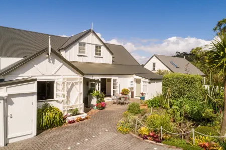 Arcadia Lodge Russell