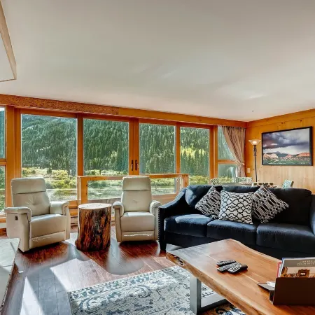 Spacious Remodel, 4Br, Minutes to Conf Center & Slopes! 4 Bedroom Condo by Redawning