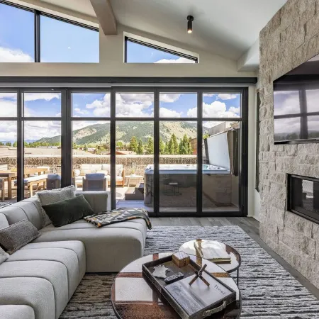 Eagle’s Rest - Top Floor 3 BR Luxury Residence