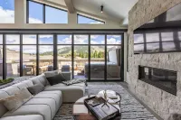 Eagle’s Rest - Top Floor 3 BR Luxury Residence