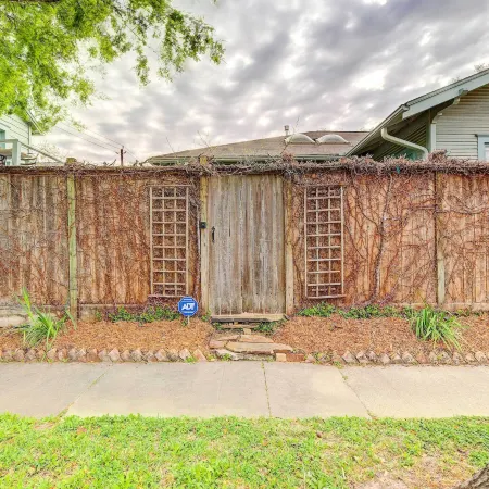 Pet-Friendly Garden Studio in Woodland Heights!