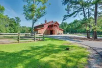Barn-Style Georgia Vacation Rental - Pet Friendly! - Apartments
