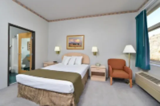 Econo Lodge Inn & Suites