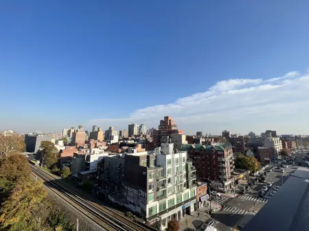 Starlight Hotel Отели рядом с достопримечательностью «Нью-Йорк Холл Оф Сайенс»