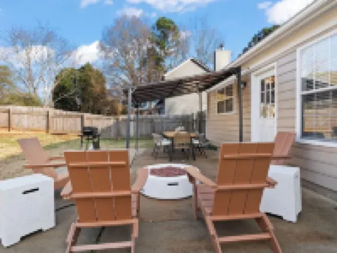 Stylish 3-bedroom home in central Cornelius-Chalkboard Wall-Firepit-Grill & more Hotels in Cornelius