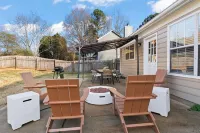 Stylish 3-bedroom home in central Cornelius-Chalkboard Wall-Firepit-Grill & more Hotels in Cornelius
