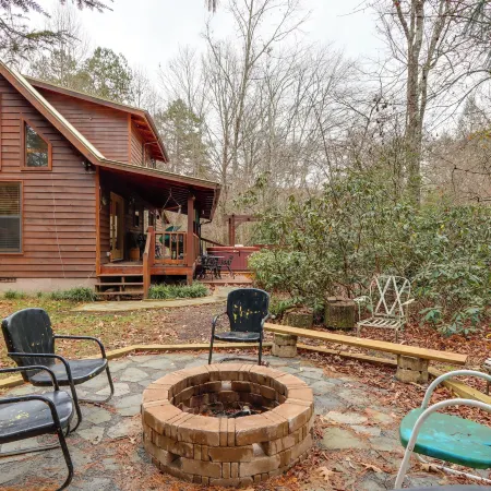 'Creek Bend Escape' w/ Hot Tub + River Views!