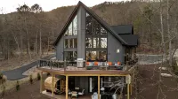 Wanderlust Villa – Spacious Mt cabin w/ Game room, Hot tub and Karaoke nights !