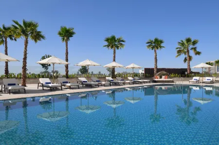 InterContinental Hotels Residences Abu Dhabi Отели рядом с достопримечательностью «Khalifa University Extension»