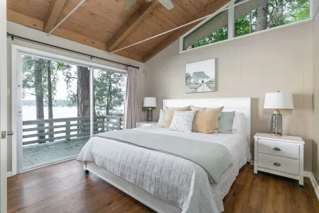 Round Rock Lodge - Retreat Nestled Among The Trees With Stunning Lake Views Отели в г. Юнион Пэриш